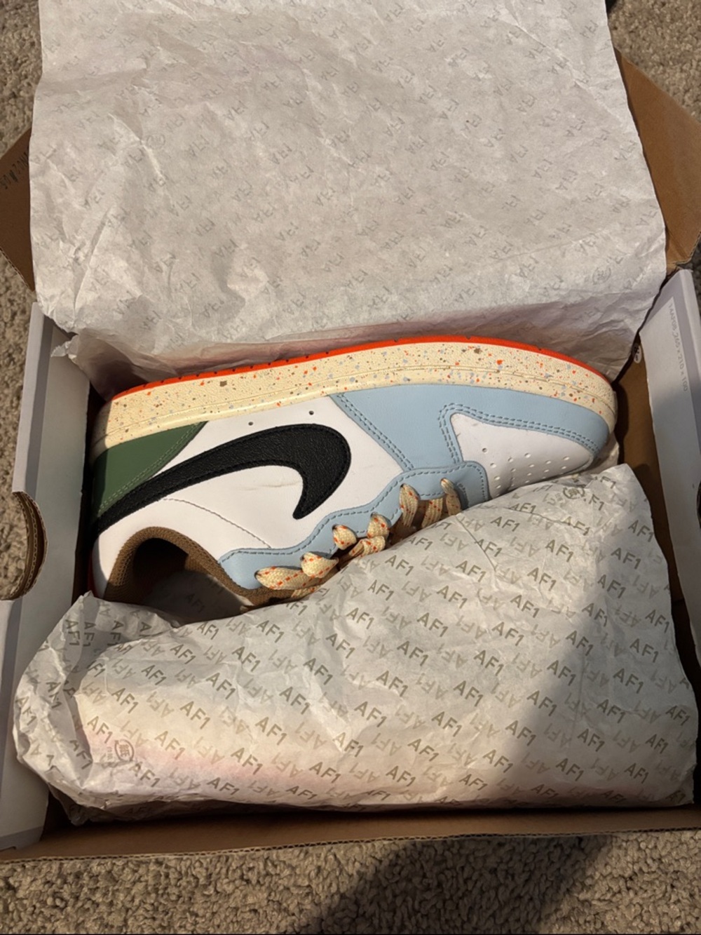 Nike Kids Low-Top Sneaker in White, Light Blue, Green, Black